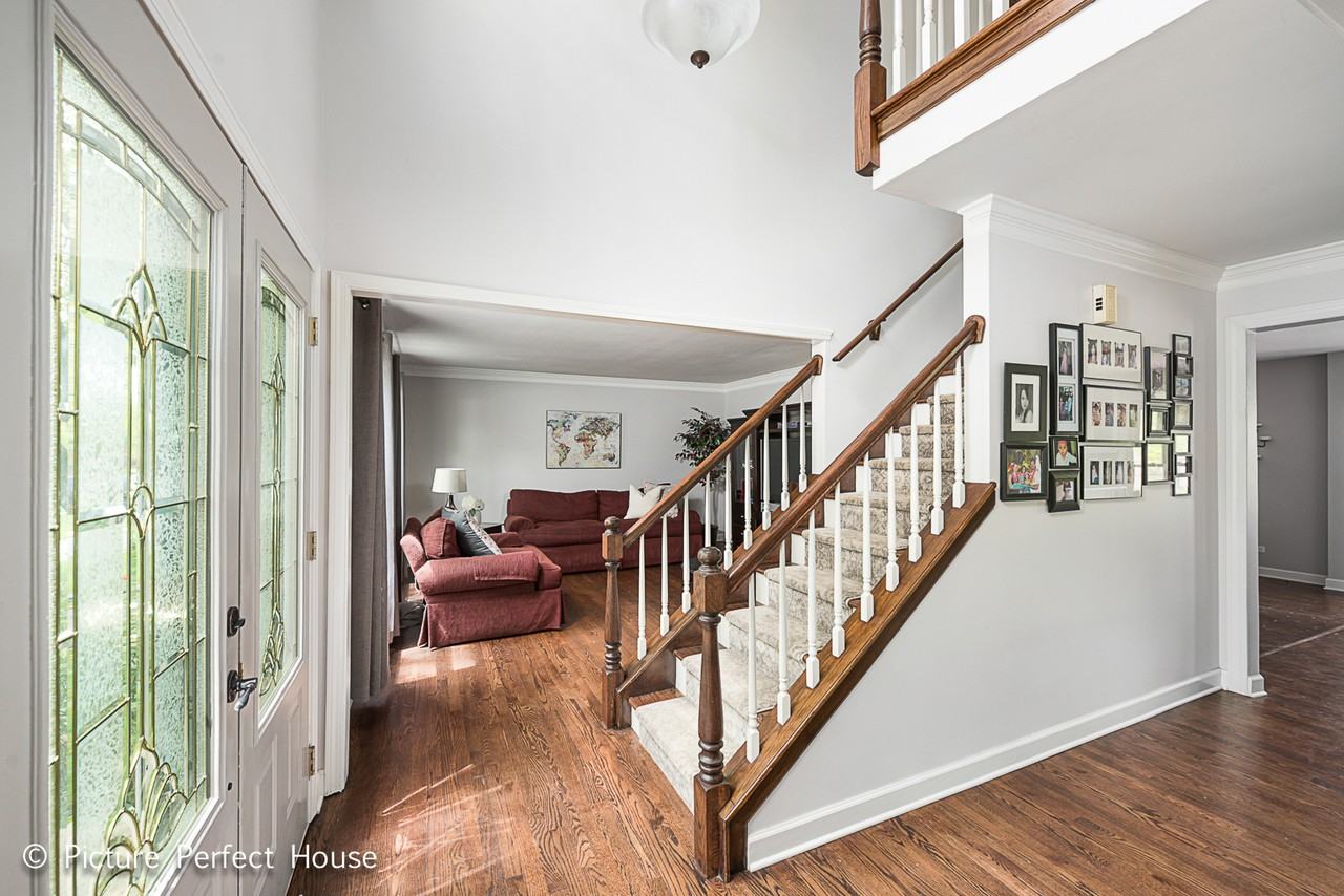 25W066 Setauket Ave - Photo 3 of 27