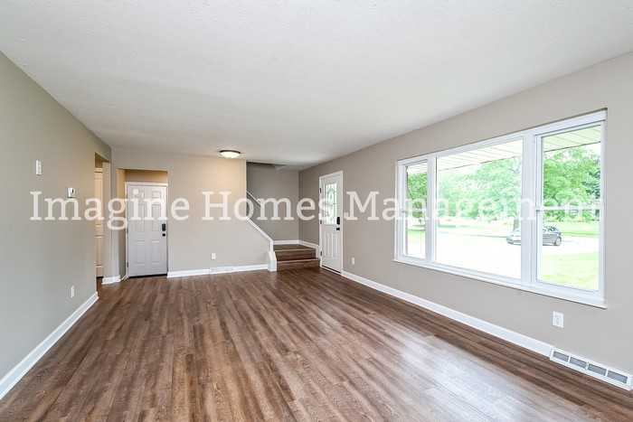 1029 Sherwood Dr - Photo 2 of 8