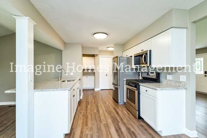 1029 Sherwood Dr - Photo 3 of 8