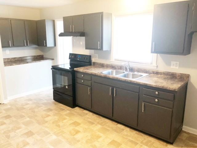 5563 E 34th St - Photo 3 of 15