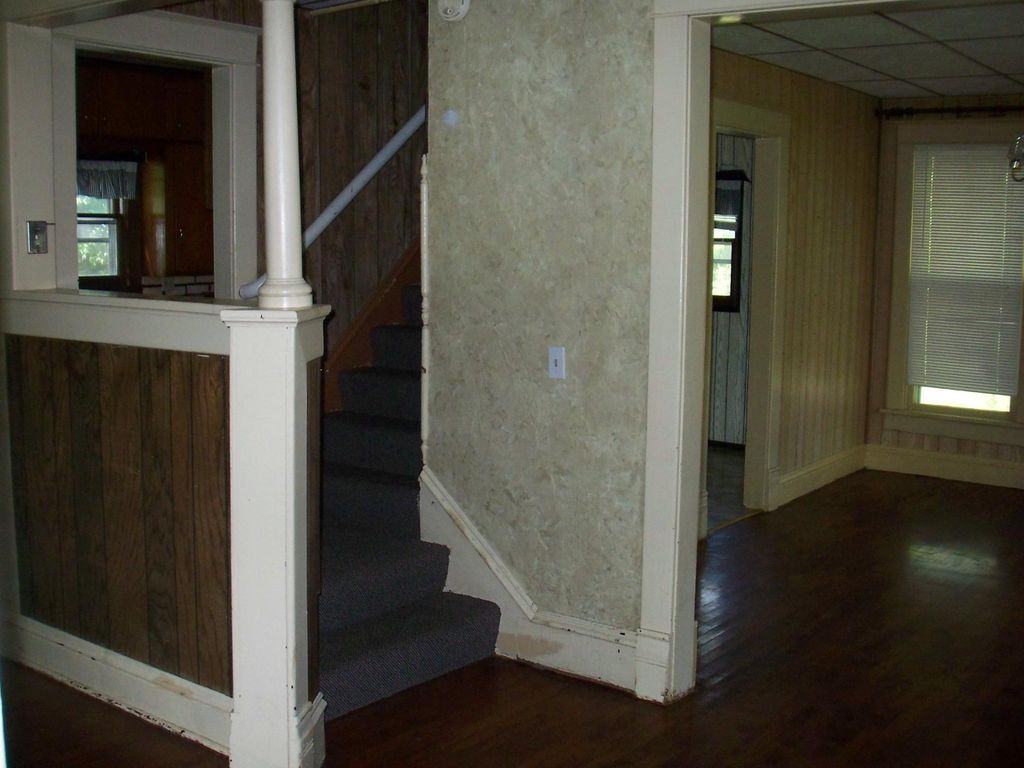 823 9th Ave - Photo 2 of 4