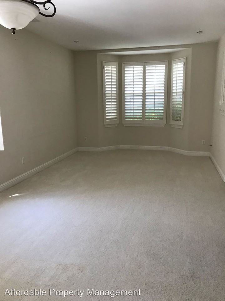 33252 Martin St - Photo 2 of 6