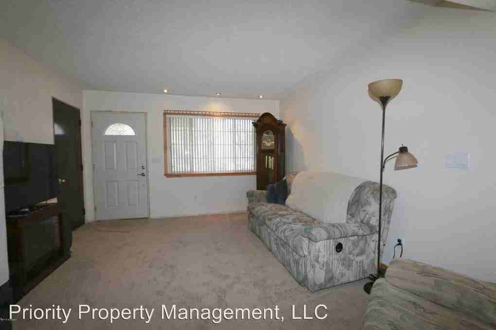 2352 Mahogany Cir - Photo 2 of 17