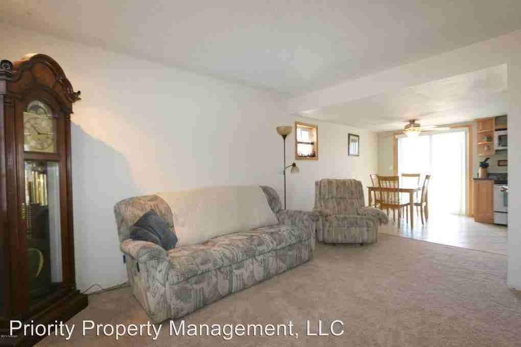 2352 Mahogany Cir - Photo 3 of 17