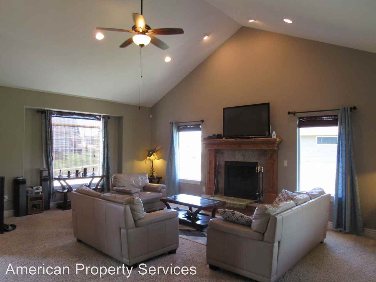 904 Locharno Dr - Photo 3 of 19