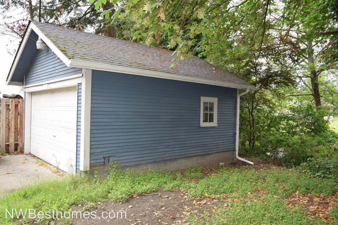 523 Croft Ave W - Photo 3 of 18