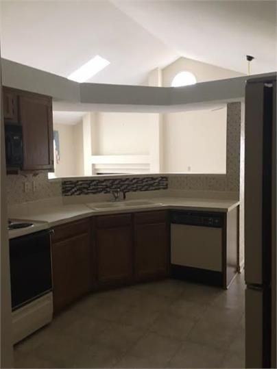 107 Hanover Ct - Photo 2 of 4