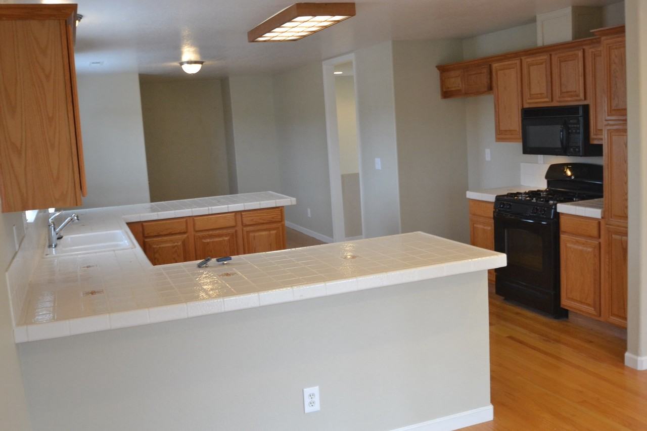 1530 Laurel Ave - Photo 2 of 14