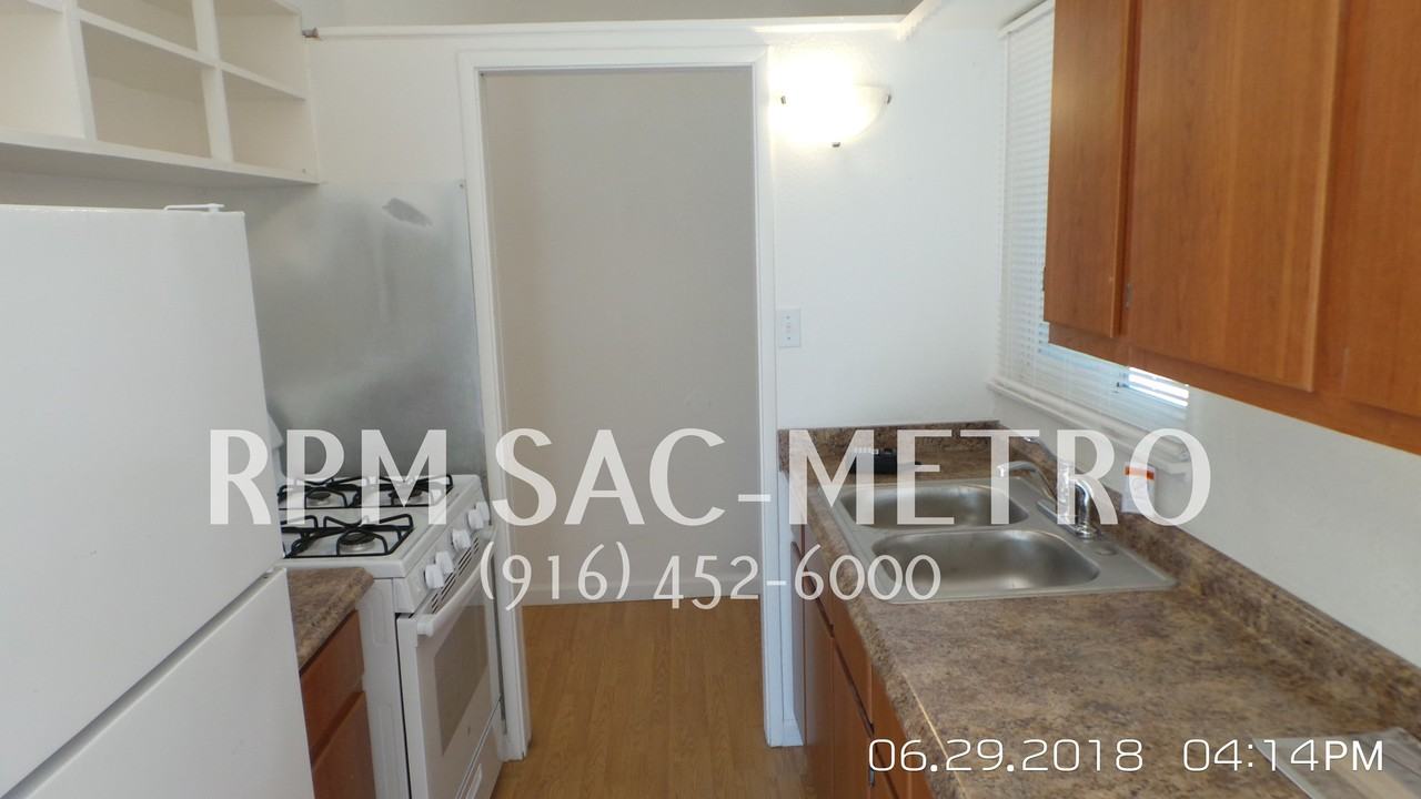 5520 73rd St - Photo 2 of 8