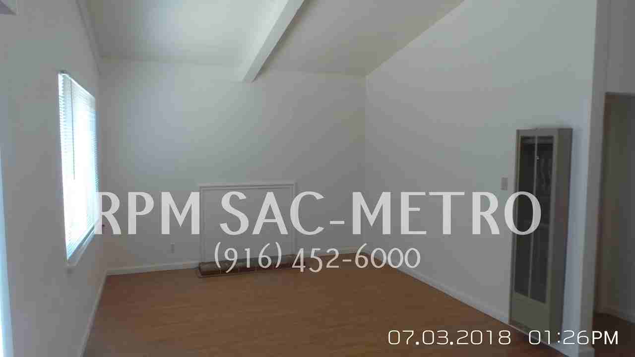 5520 73rd St - Photo 3 of 8