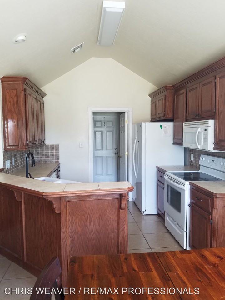 607 Shady Oak - Photo 3 of 14