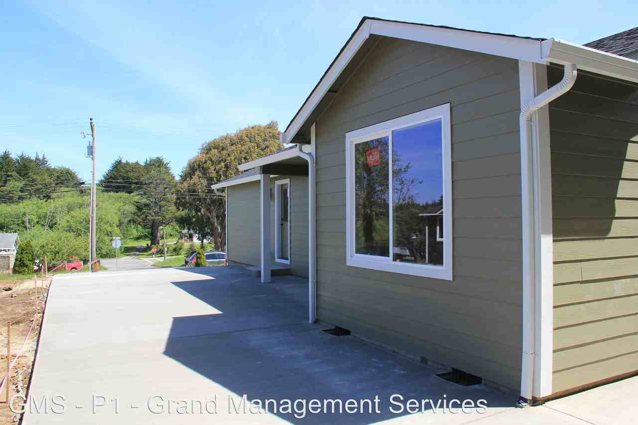 580 Elmira Ave SE - Photo 3 of 18