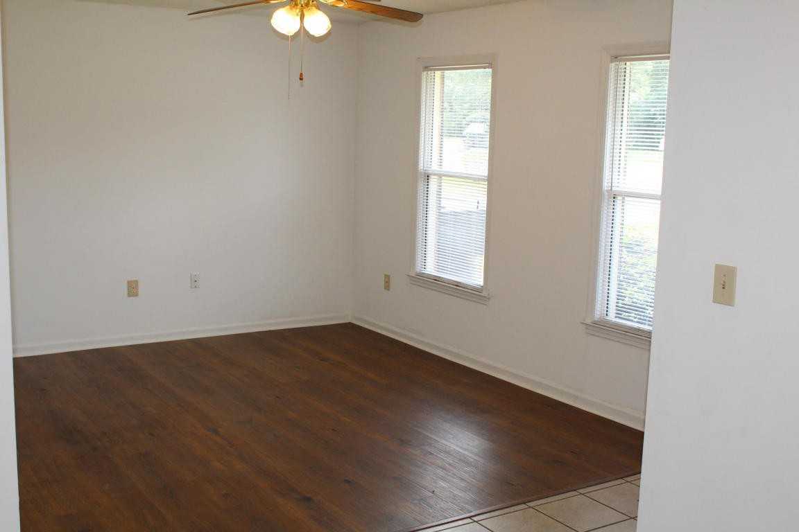 105 Ashwood Ct - Photo 2 of 11