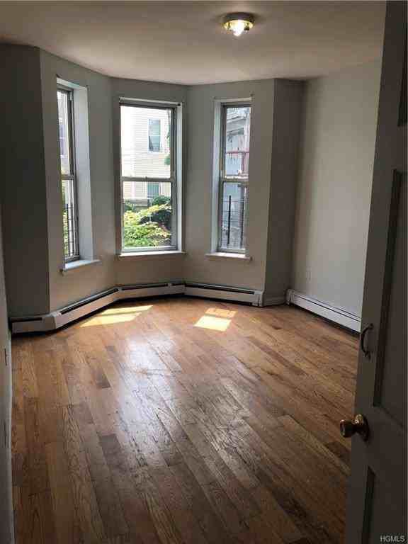 890 Irvine St - Photo 2 of 8