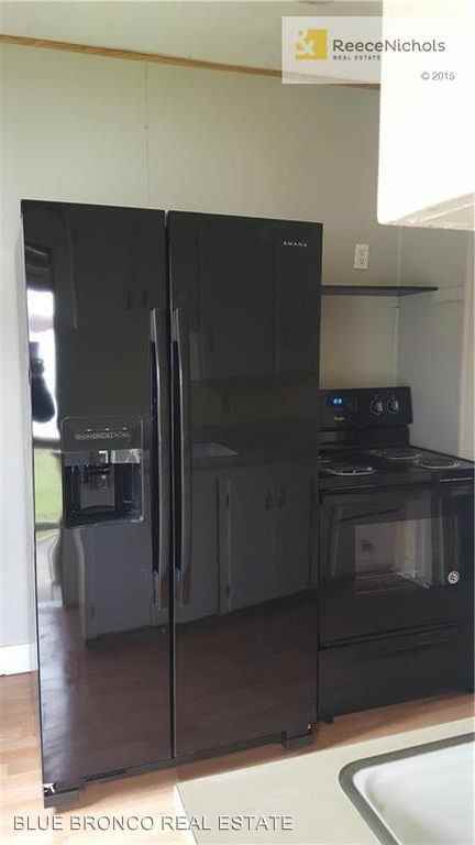 1101 Green St - Photo 3 of 11