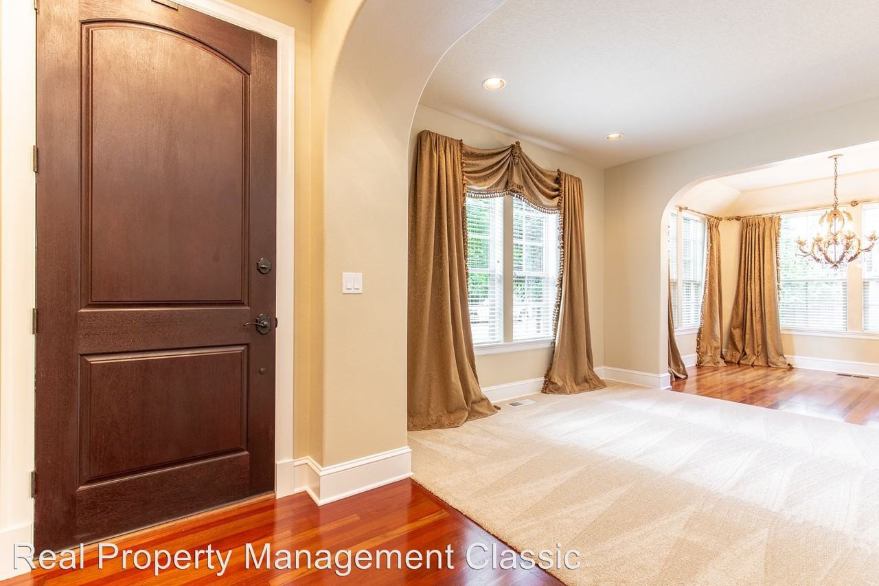 17324 SW 136th Ave - Photo 2 of 12