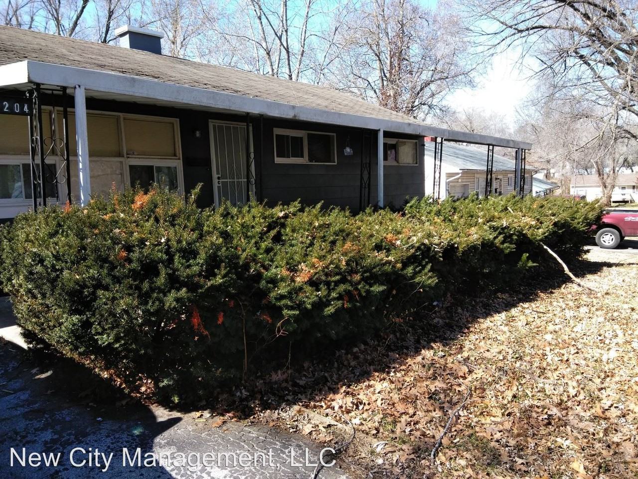 11204 Manchester Ave - Photo 3 of 9