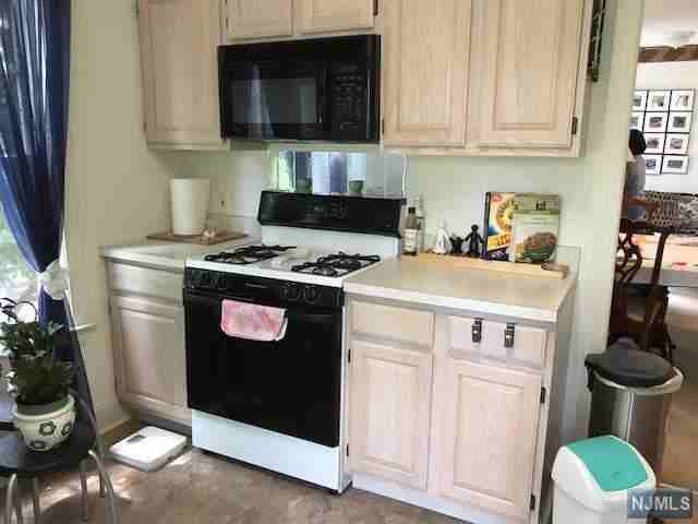 614 Middlesex Ave - Photo 2 of 8