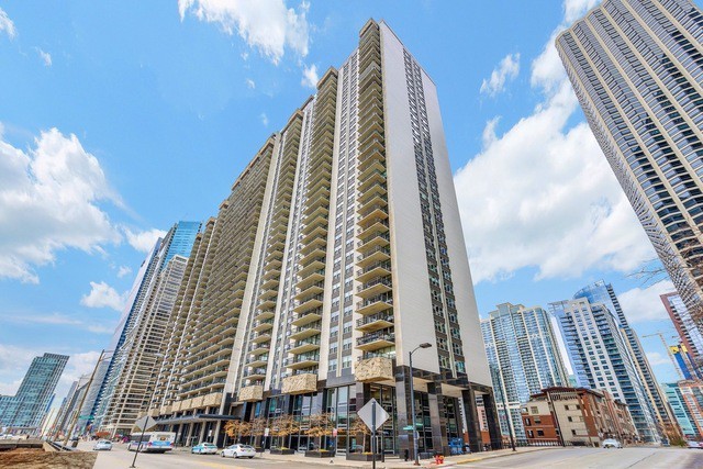 400 E Randolph St #1521