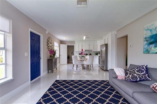 6209 SW 18th St - Photo 3 of 8