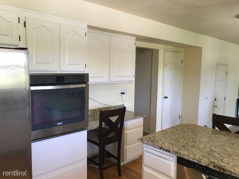 1096 E 275 N - Photo 3 of 8