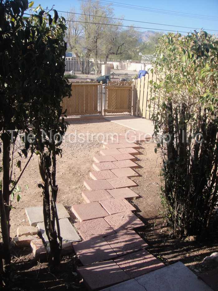 942 E Halcyon Rd - Photo 2 of 12