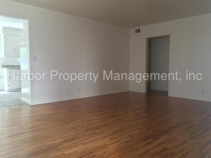 943 W 13th St #B - Photo 2 of 14