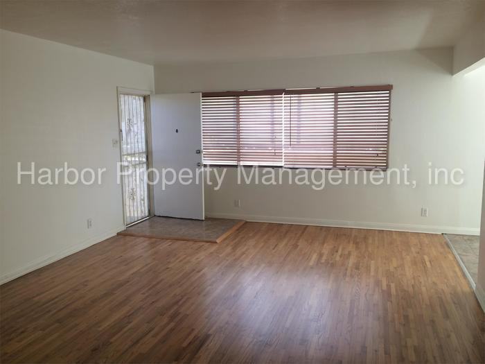 943 W 13th St #B - Photo 3 of 14