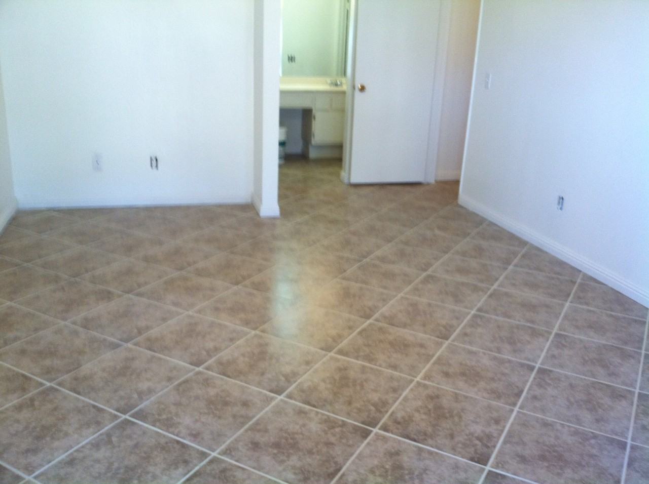 1526 Creekside Dr - Photo 2 of 10