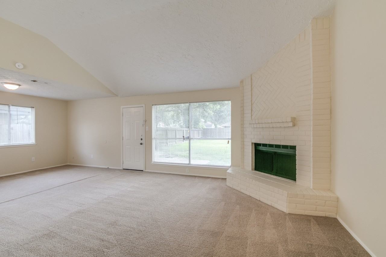 21730 Castlemont Ln - Photo 2 of 15