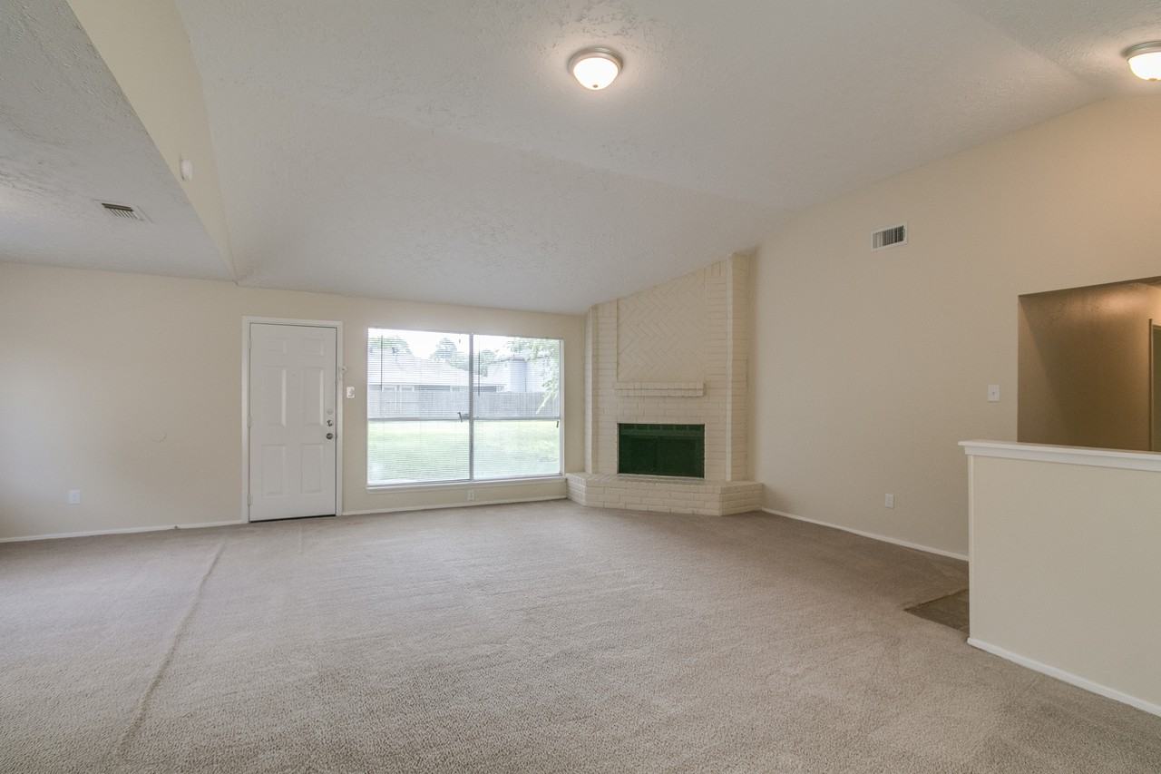 21730 Castlemont Ln - Photo 3 of 15