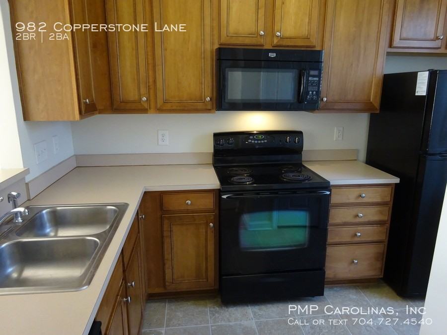 982 Copperstone Ln - Photo 2 of 10