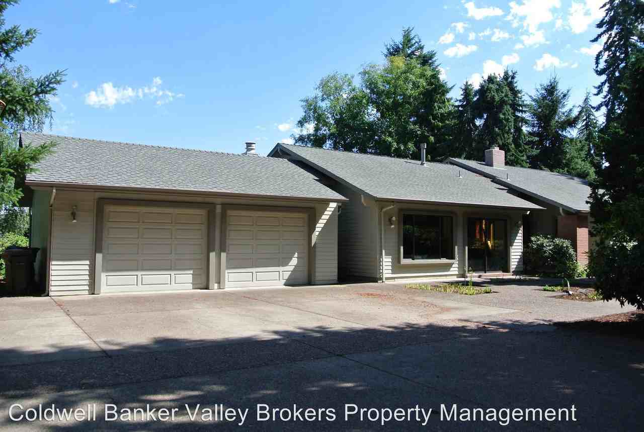 126 NE Cloverdale Dr - Photo 2 of 26