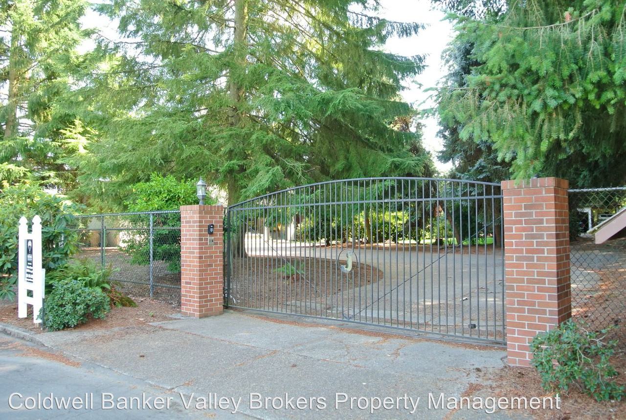 126 NE Cloverdale Dr - Photo 3 of 26