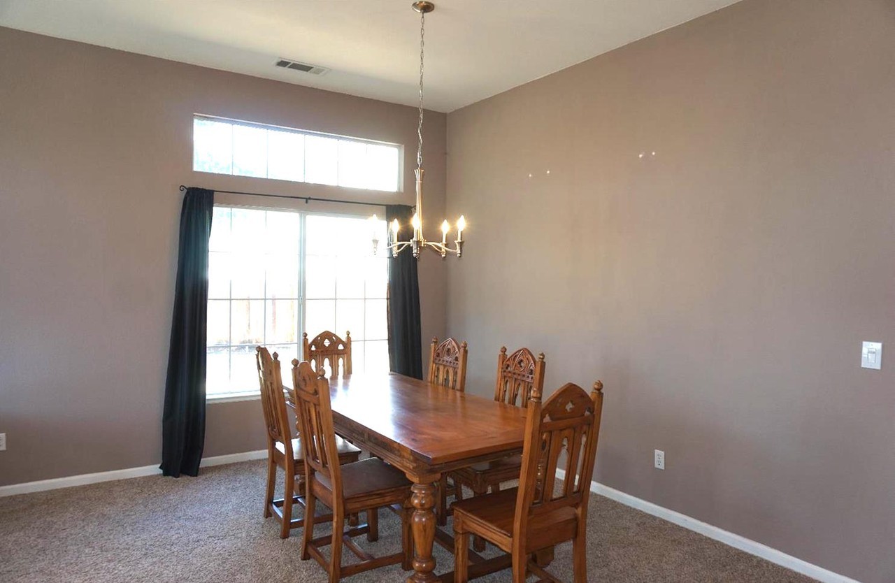 1471 Claremont Dr - Photo 3 of 10