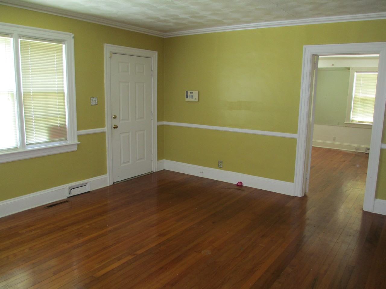 310 Woodlawn Ave - Photo 3 of 15