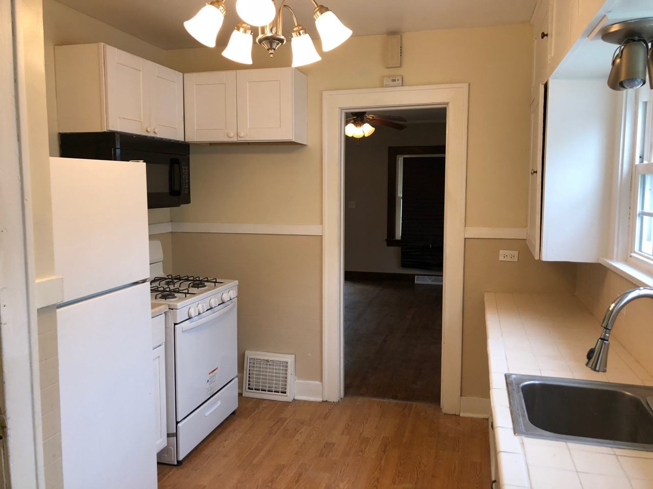 3530 Emerald Ave - Photo 3 of 10