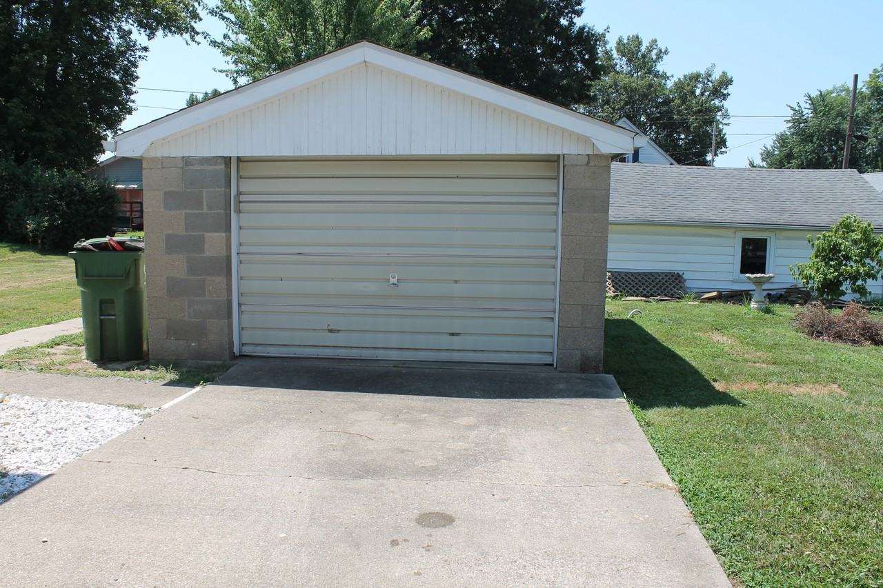 403 E 9th St - Photo 3 of 25