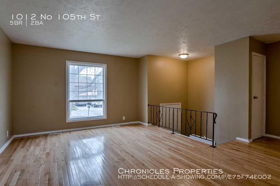 1012 N 105th St - Photo 3 of 26