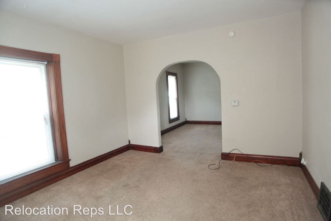 1320 36th St - Photo 3 of 15