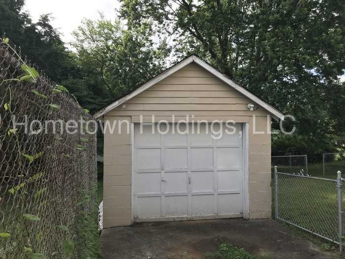 205 Huntington Blvd NE - Photo 2 of 15