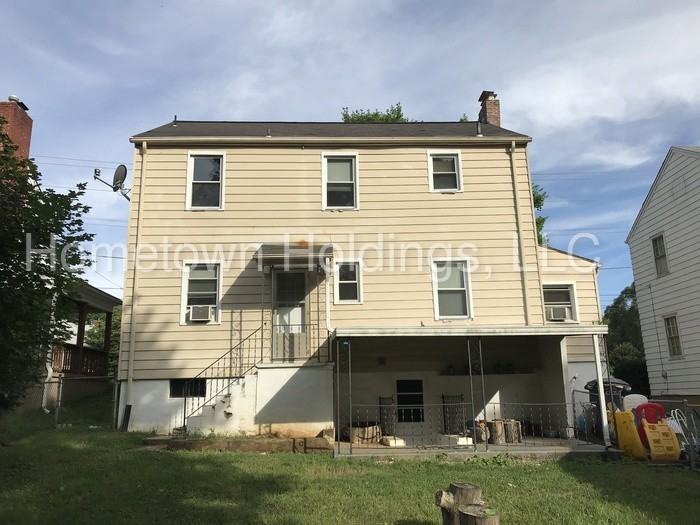 205 Huntington Blvd NE - Photo 3 of 15