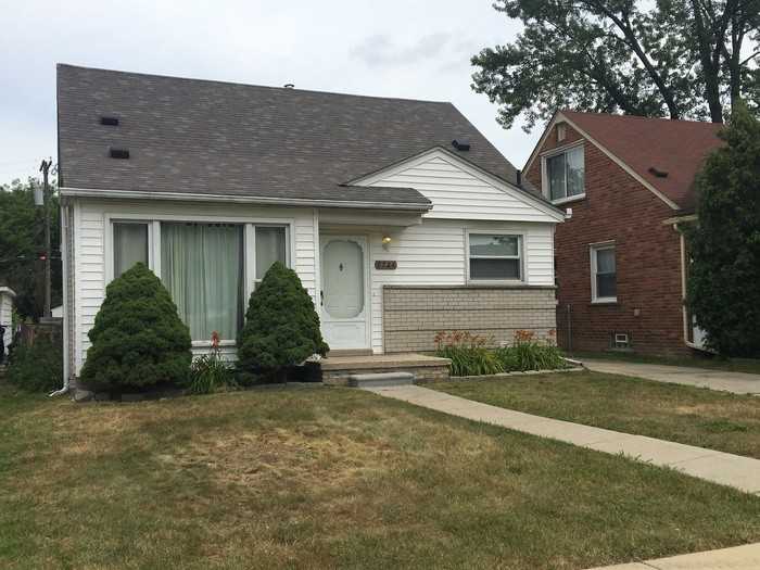 9724 Lenore Ave - Photo 3 of 37