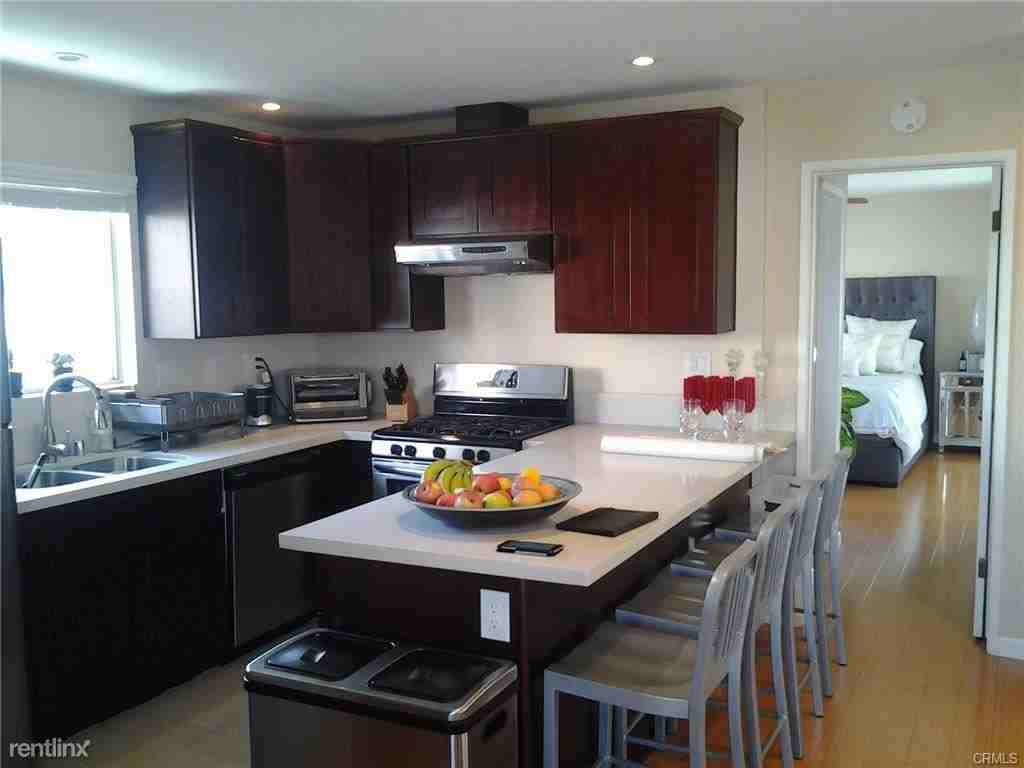 917 6th St - Photo 3 of 20