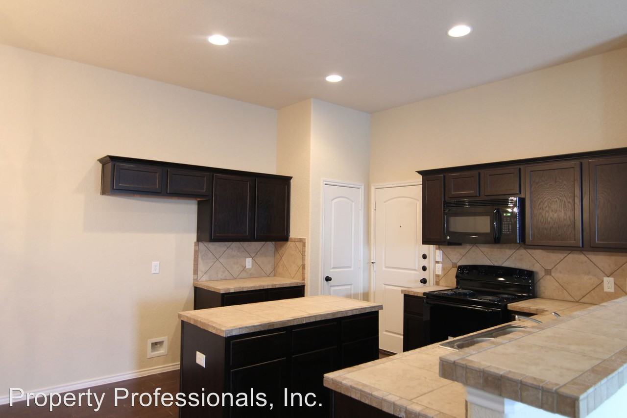 582 Creekside Cir - Photo 2 of 13