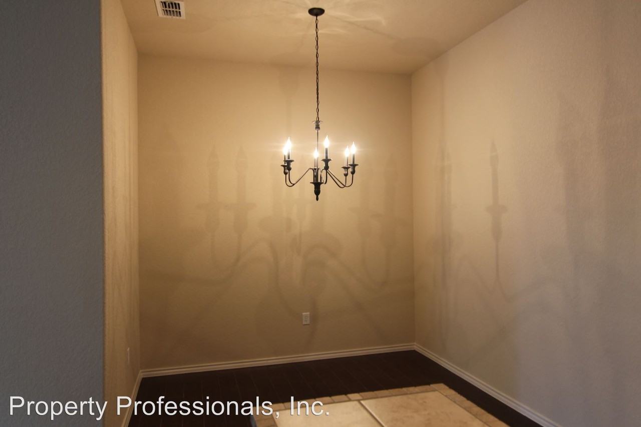 582 Creekside Cir - Photo 3 of 13