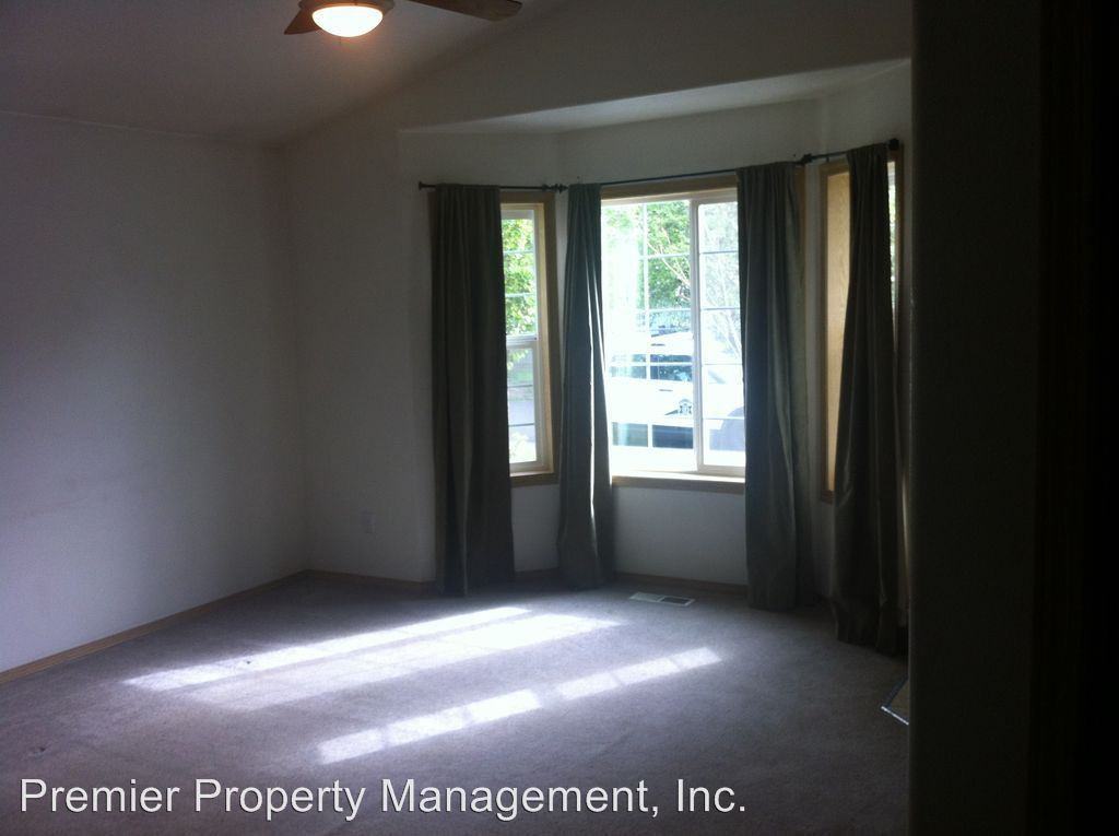 1631 N 22nd St - Photo 3 of 6