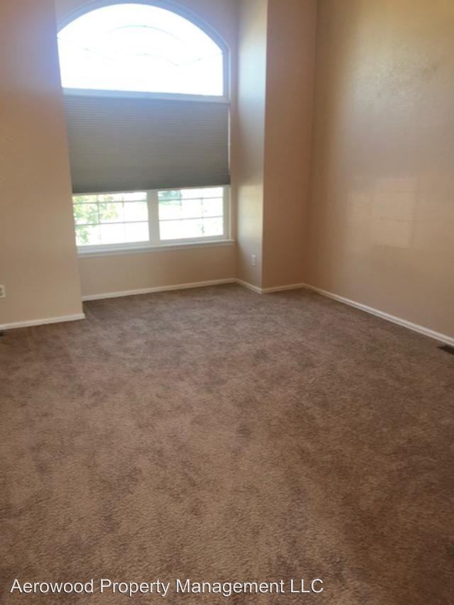 5440 S Versailles Way - Photo 3 of 10