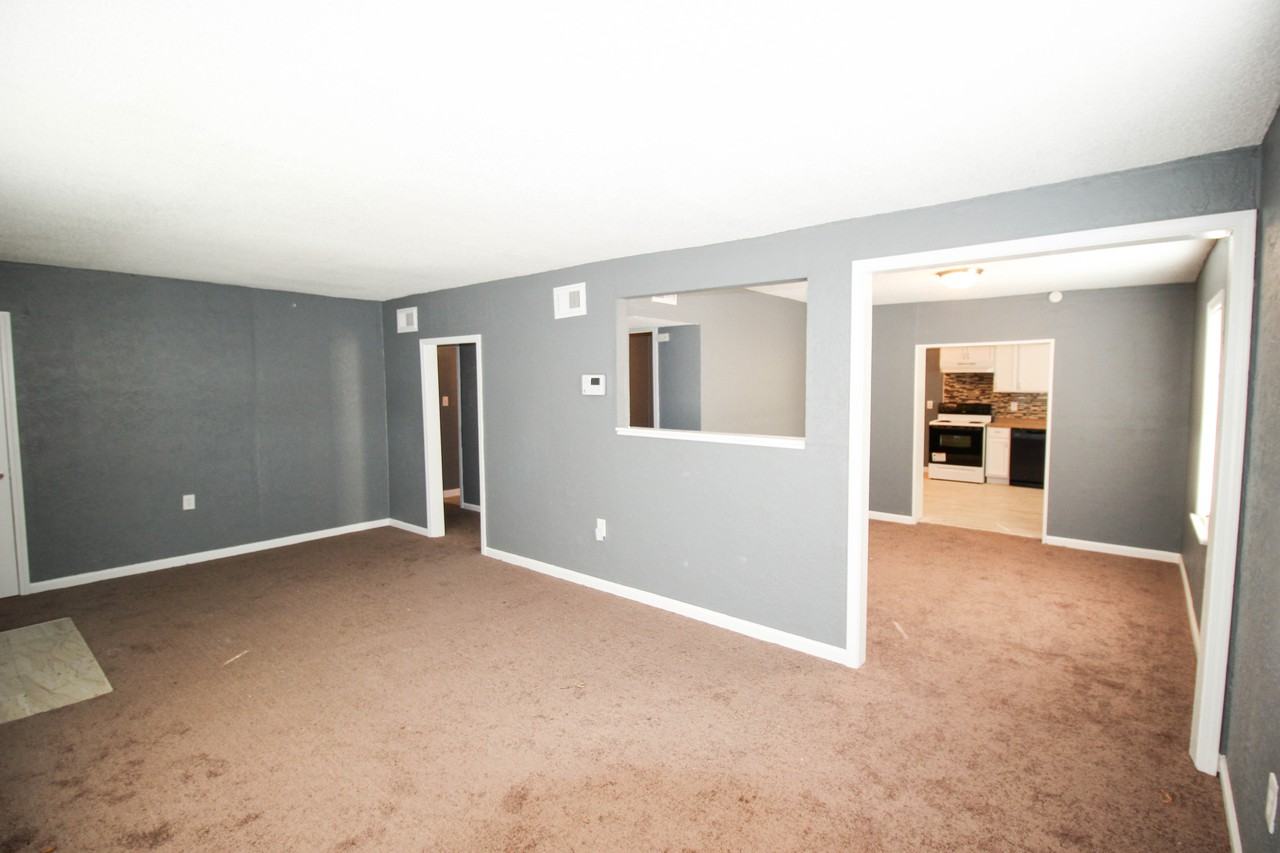 15410 E 54th St - Photo 2 of 9