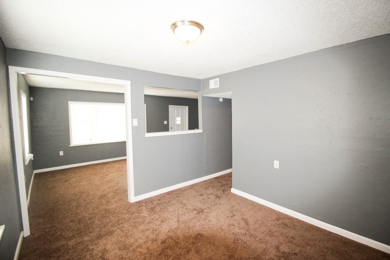 15410 E 54th St - Photo 3 of 9